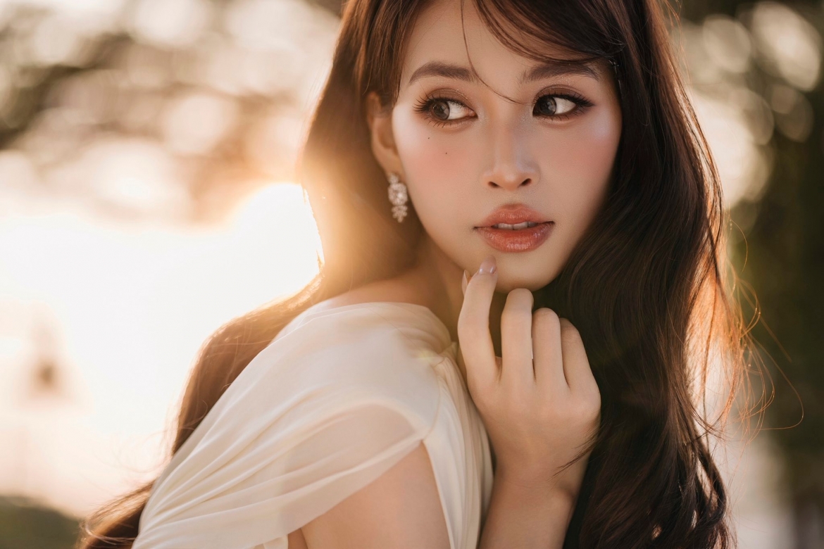 Một trong những kỷ niệm đáng chú ý của cô trong quá trình ghi hình là việc chèo thuyền thúng suốt 4 tiếng đồng hồ dưới thời tiết khắc nghiệt tại Phú Yên. Vai diễn lần này được xem là phép thử mới với Tiểu Vy khi cô phải thể hiện hình ảnh trưởng thành, bí ẩn hơn trên màn ảnh rộng.