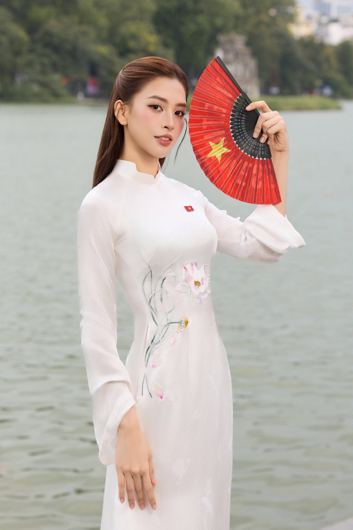Tiểu Vy đăng quang Hoa hậu Việt Nam 2018 khi mới 18 tuổi. Sau đó, cô đại diện Việt Nam tham dự Hoa hậu Thế giới 2018 và lọt Top 30. Trang Koreaboo của Hàn Quốc từng đưa tin về màn đăng quang của Tiểu Vy và gọi cô là “Nữ hoàng nhan sắc”.