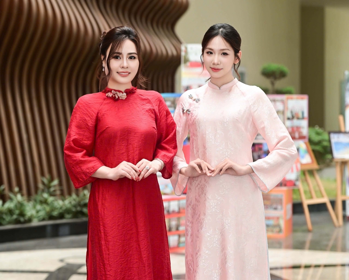Hoa hậu Nguyễn Trần Hà Linh và Hoa hậu Phan Kim Oanh