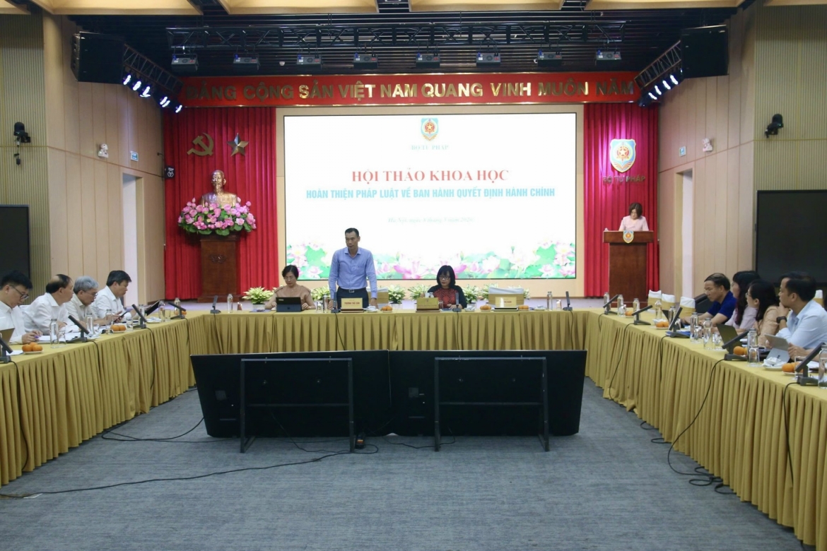Hội thảo khoa học "Hoàn thiện pháp luật về ban hành quyết định hành chính" do Tạp chí Dân chủ và Pháp luật tổ chức.