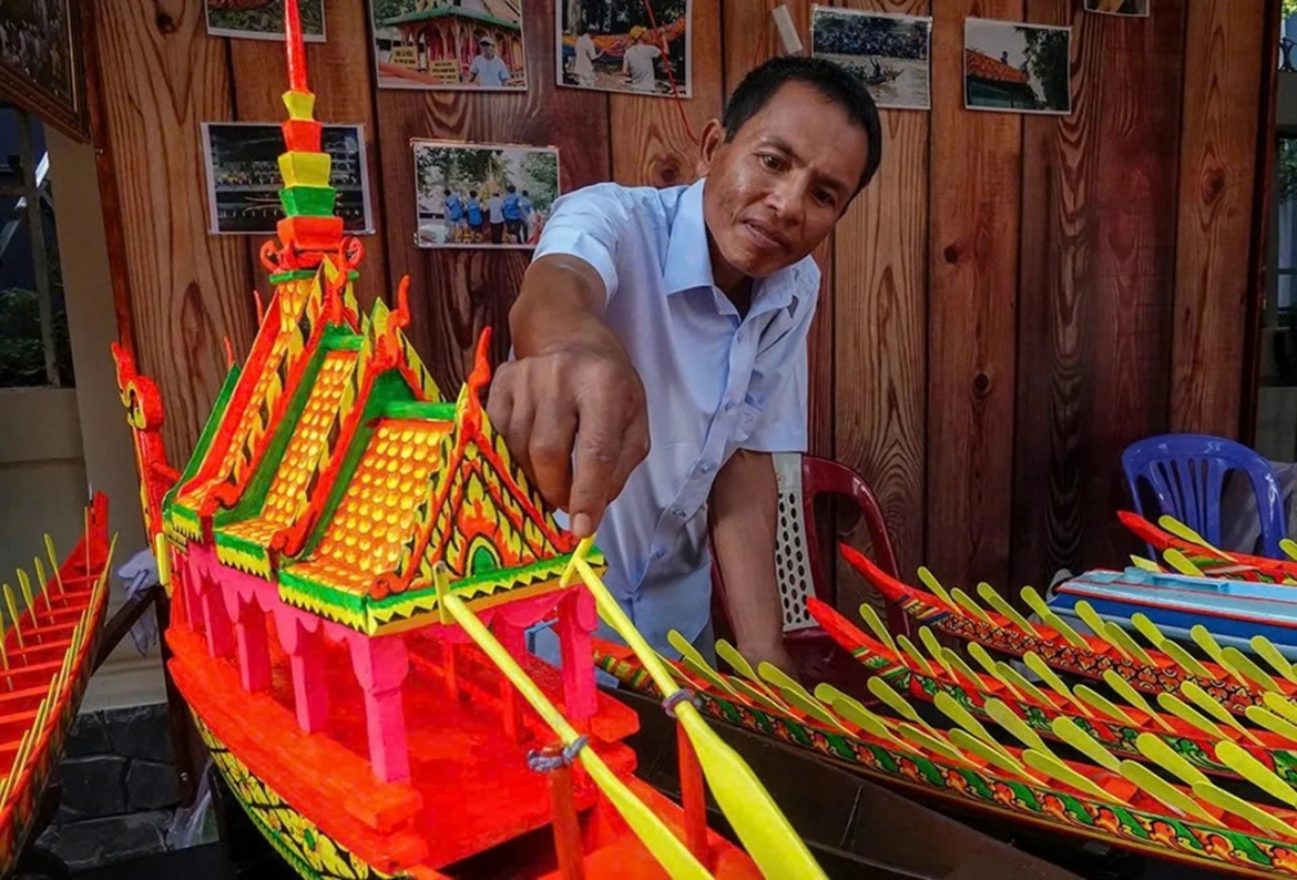 Nghệ nhân Danh Vũ, "hậu duệ" đời thứ 4 của dòng họ Danh đang nối nghiệp gia đình đóng ghe ngo cho đồng bào Khmer tại ĐBSCL