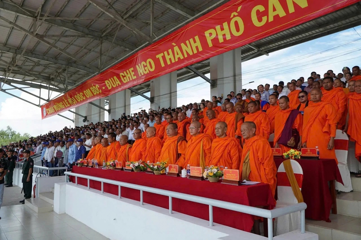 Tại Lễ hội Đua ghe Ngo, tăng ni, phật tử, sư sãi,... trong đồng bào Khmer đều tích cực tham gia. Tham gia vừa với vai trò là cổ động viên vừa là người giữ lửa truyền thống cho văn hóa, tín ngưỡng trong đồng bào.