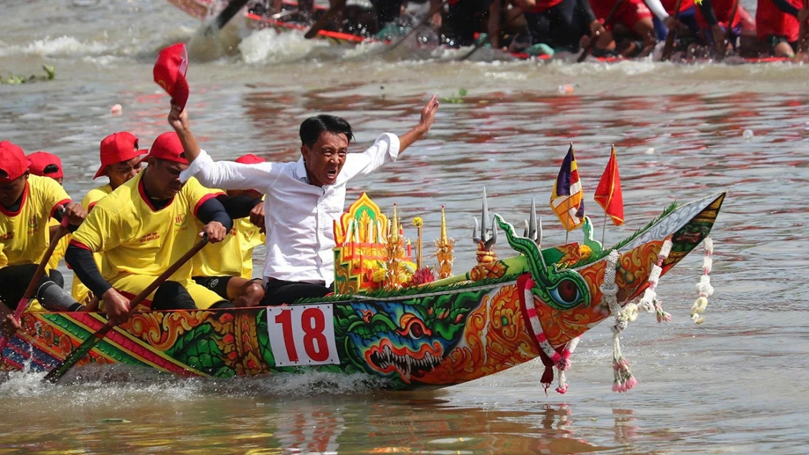 Linh vật vẽ trên ghe và đôi mắt nổi “truyền thần” là hai yếu tố quan trọng nhất trong tín ngưỡng của đồng bào khmer khi đóng ghe ngo. Đôi mắt rực sáng dõi theo từng nhịp nước, dẫn lối chiếc ghe lướt nhanh về đích.