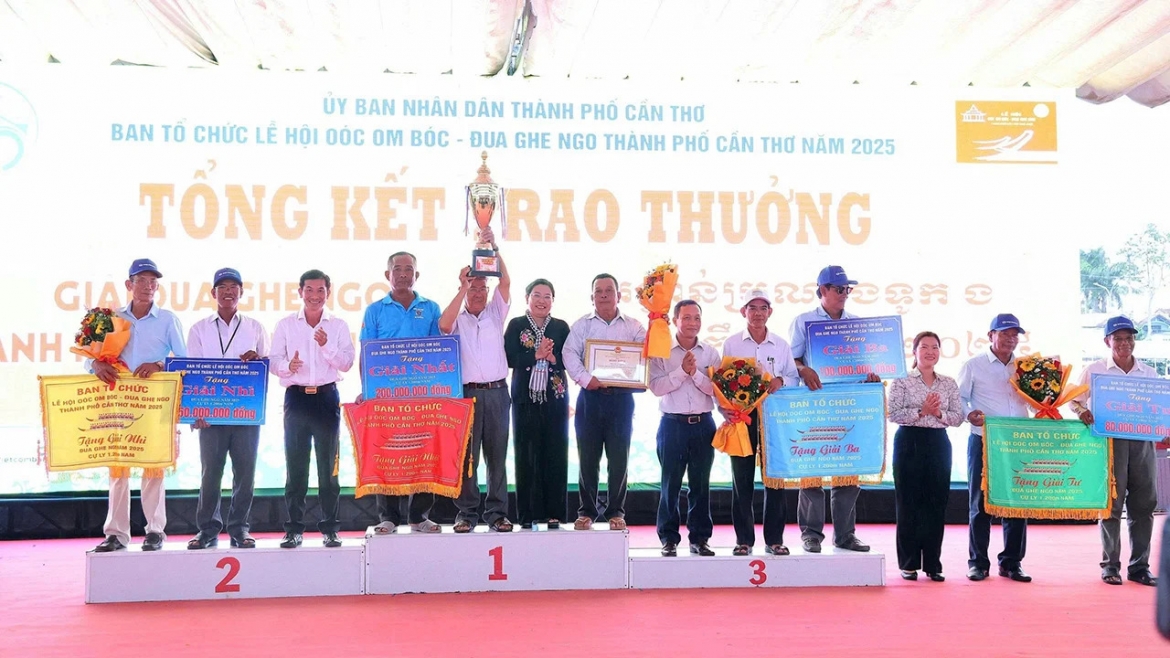 Buổi trao giải Đua ghe Ngo TP. Cần Thơ năm 2025, đội chiến thắng mang cúp về cho phum, sóc. Hoạt động này càng hun đúc tinh thần rèn luyện thể lực và đoàn kết trong đồng bào dân tộc Khmer và các dân tộc cùng an cư tại ĐBSCL.