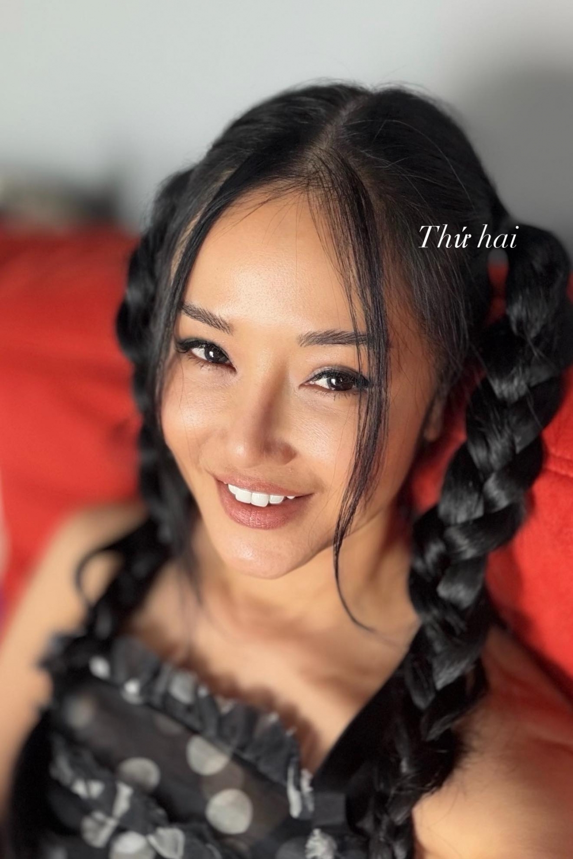 Sau chia sẻ về ca phẫu thuật nhỏ khiến nhiều người lo lắng, Hồng Nhung đã cập nhật tình hình sức khỏe ổn định. Nữ ca sĩ vẫn giữ năng lượng tích cực và tinh thần vui vẻ đúng chất “chị đẹp”.