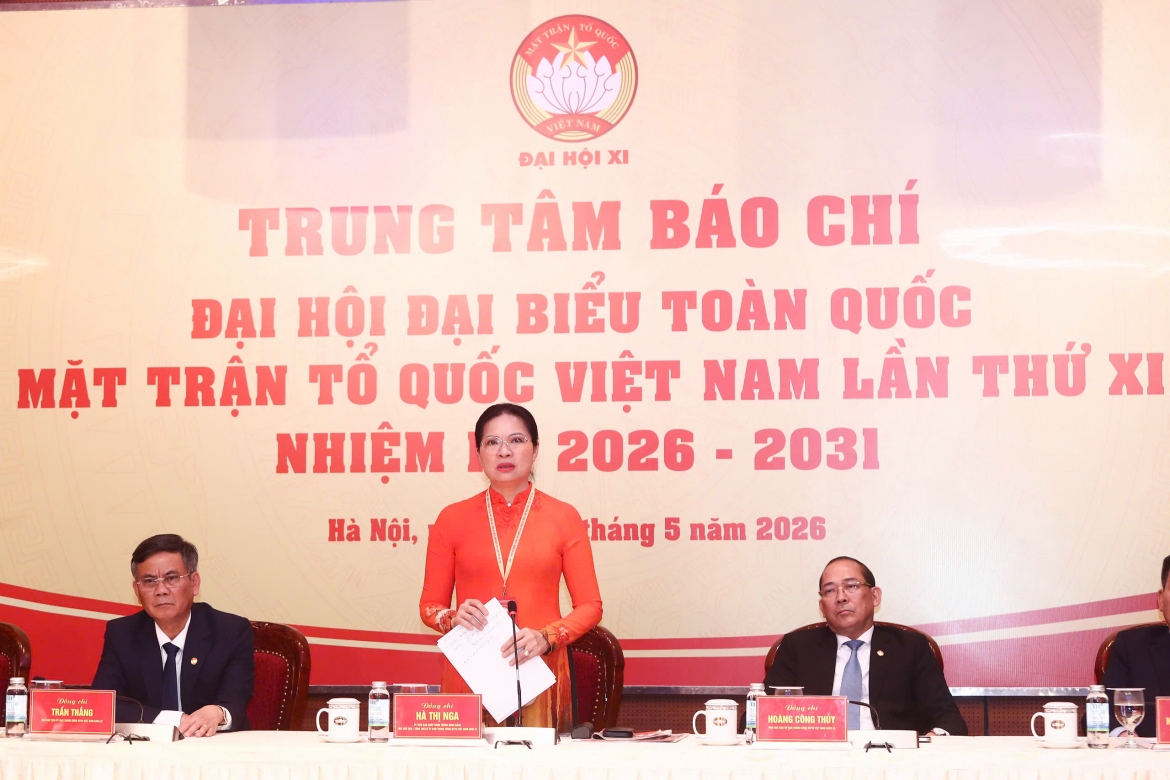 Bà Hà Thị Nga, Tổng Thư ký - Phó Chủ tịch Ủy ban Trung ương MTTQ Việt Nam trả lời câu hỏi của phóng viên tại cuộc họp báo sau khi Đại hội đại biểu toàn quốc MTTQ Việt Nam lần thứ XI, nhiệm kỳ 2026-203, bế mạc thành công tốt đẹp