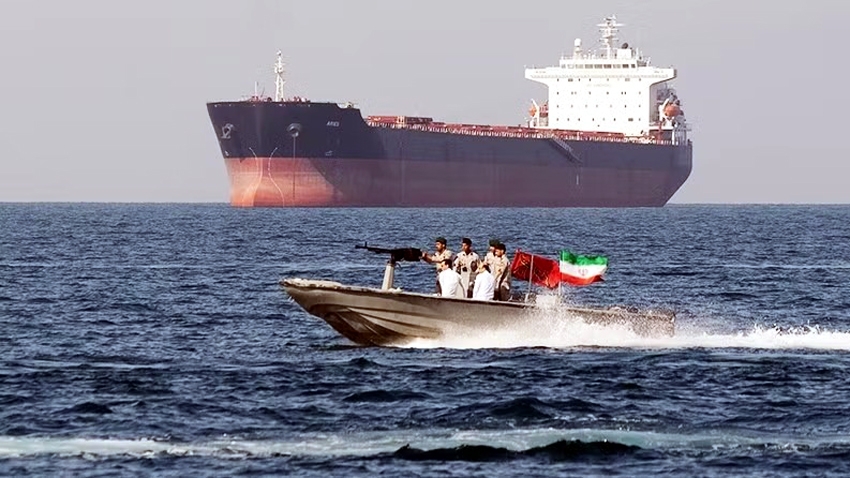 Lực lượng an ninh Iran tuần tra cạnh 1 tàu hàng ở Eo biển Hormuz - Ảnh: GETTYIMAGES