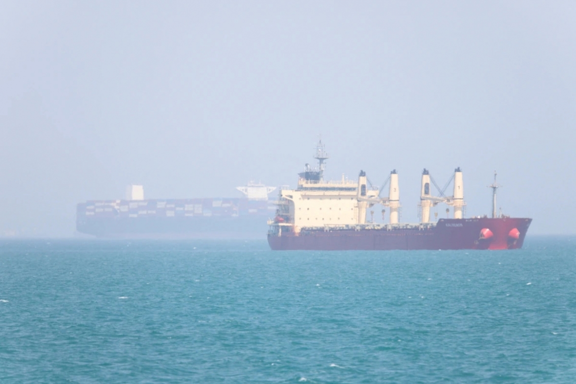 Tàu thuyền hoạt động trên eo biển Hormuz. Ảnh: Reuters