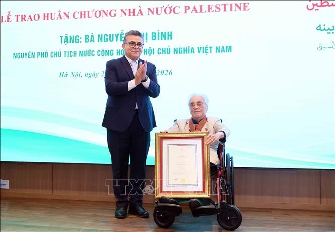 Đại sứ đặc mệnh toàn quyền Nhà nước Palestine tại Việt Nam Saadi Salama trao tặng Huân chương "Ngôi sao Công trạng" của Nhà nước Palestine cho nguyên Phó Chủ tịch nước Nguyễn Thị Bình. Ảnh: An Đăng/TTXVN.