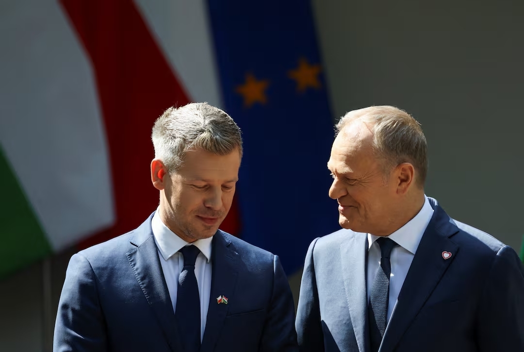 Thủ tướng Hungary Peter Magyar (trái) và Thủ tướng Ba Lan Donald Tusk (phải) tại Warsaw, Ba Lan, ngày 20/5/2026 (Ảnh: Theo Reuters)