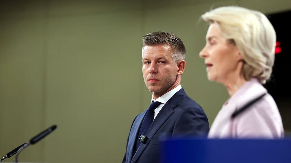 Thủ tướng Hungary Magyar (trái) và Chủ tịch Ủy ban châu Âu Ursula von der Leyen (phải) tham dự buổi họp báo ngày 29/5/26 tại Brussels, Bỉ - Ảnh: Reuters
