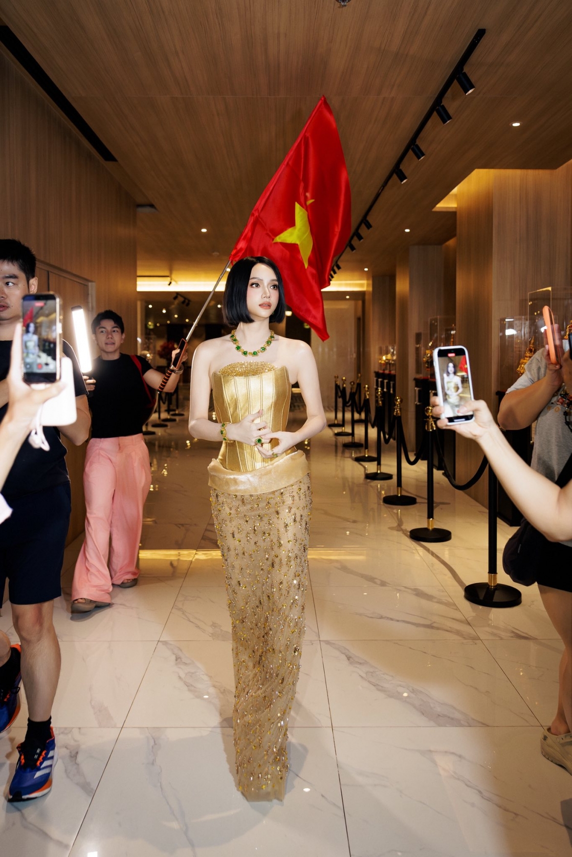 Hương Giang cũng khiến MXH xôn xao với loạt ảnh khoe visual ngày càng thăng hạng.