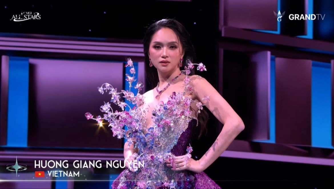 Hương Giang trong phần thi dạ hội