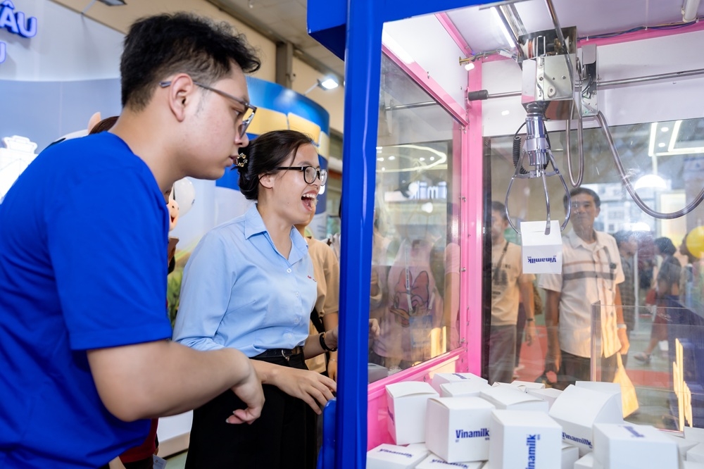 Các hoạt động tương tác đổi quà diễn ra xuyên suốt, thu hút sự quan tâm của nhiều khách tham quan