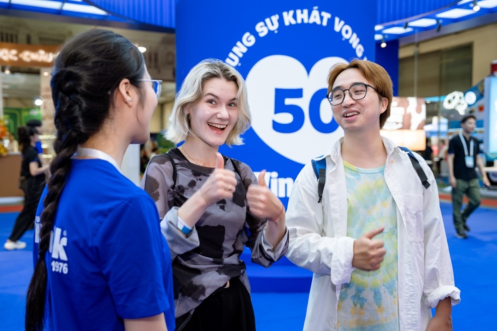Anh Giang bày tỏ sự ấn tượng khi tham quan gian hàng Vinamilk tại chuỗi triển lãm chuyên ngành sữa 2026