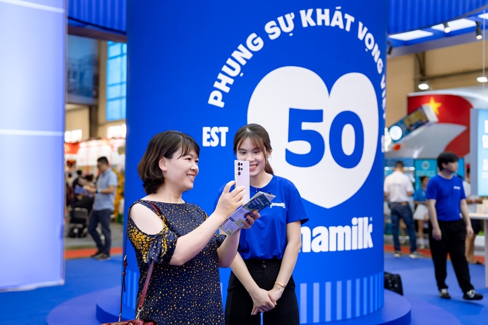 Khách tham quan tương tác tại khu vực “trái tim phụng sự” để khám phá câu chuyện 50 năm của Vinamilk