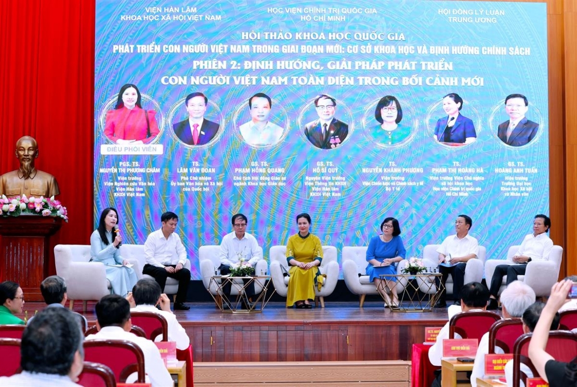 Các đại biểu thảo luận bàn tròn. Ảnh: Mạnh Thắng