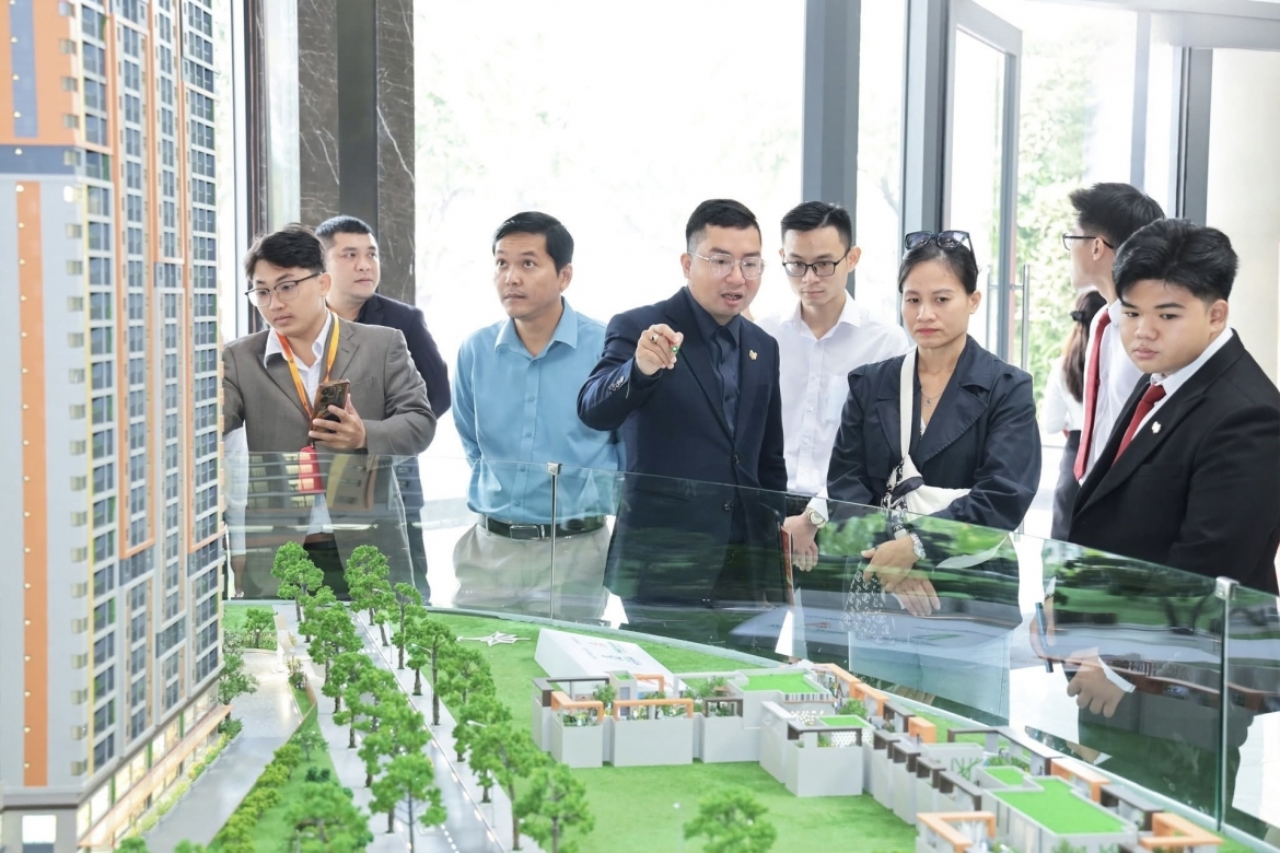 Không còn những văn phòng môi giới sang trọng, bất động sản hiện đang được đưa thẳng lên mạng xã hội với những “phiên chợ đất online”. (Ảnh minh hoạ)