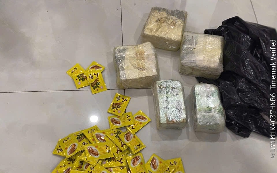 Liên quan đến đường dây trên, Công an thu giữ gồm hơn 9 kg ma túy tổng hợp, 11 cân tiểu ly, 40 bộ dụng cụ sử dụng ma túy, 2 ô tô, nhiều xe máy, hơn 70 điện thoại di động... (Ảnh: CACC)