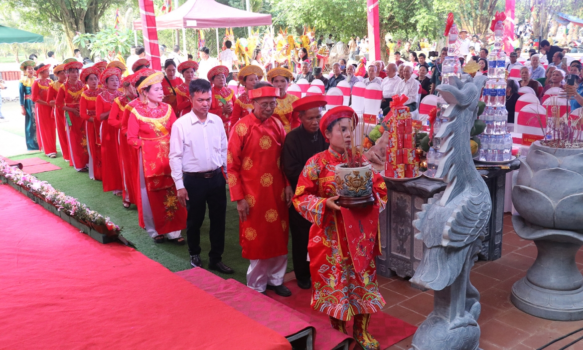 Tại khu vực chính điện, các đại biểu cùng đông đảo nhân dân thành kính dâng hương, dâng lễ vật, cầu cho quốc thái dân an, mưa thuận gió hòa, mọi nhà no ấm, hạnh phúc. Các nghi thức tế lễ cổ truyền được phục dựng công phu với trang phục truyền thống, nhạc lễ trang nghiêm, tái hiện sinh động nét đẹp văn hóa tâm linh của địa phương.