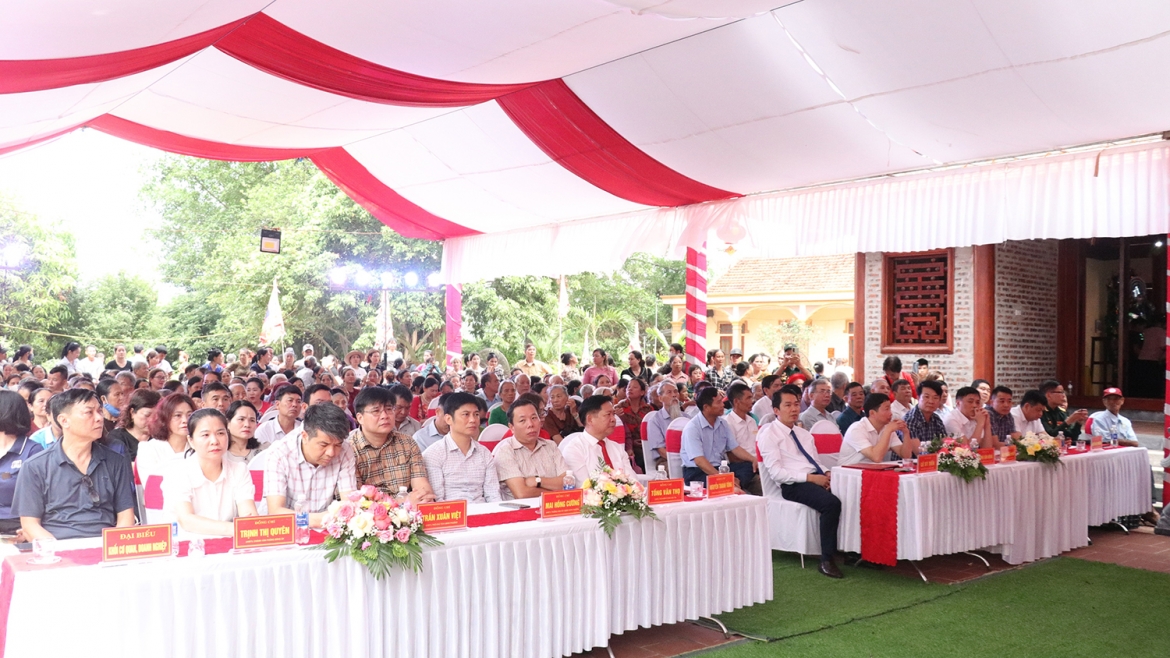 Buổi lễ có sự tham dự của lãnh đạo địa phương, đại diện các cơ quan, đơn vị, doanh nghiệp cùng đông đảo nhân dân. Nghi lễ dâng hương được tổ chức theo nghi thức truyền thống, thể hiện lòng tri ân sâu sắc đối với các bậc tiền nhân, anh hùng dân tộc đã có công dựng nước và giữ nước.
