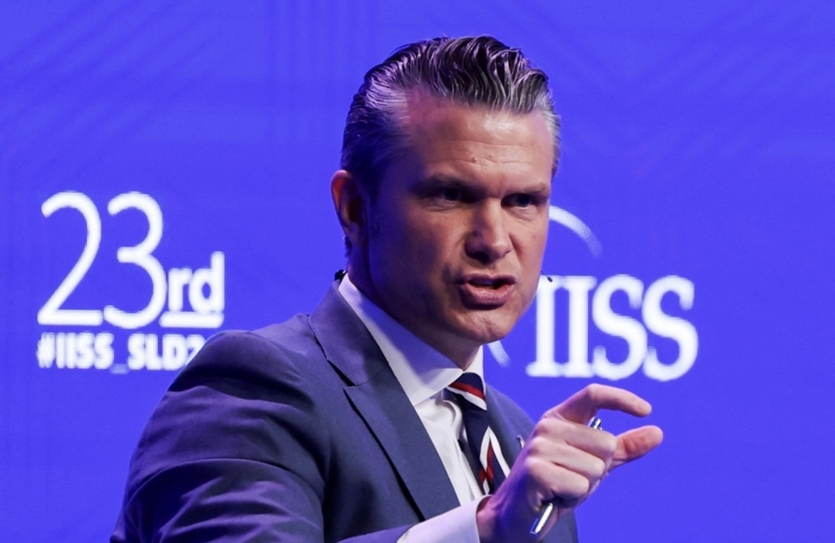 Bộ trưởng Quốc phòng Mỹ Pete Hegseth tuyên bố Mỹ sẽ tấn công Iran nếu đàm phán thất bại tại Đối thoại Shangri-La ở Singapore. Ảnh: Reuters