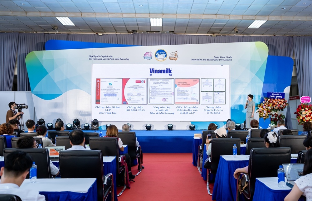 Bà Nguyễn Thị Nga – Trưởng bộ phận Quản lý nguồn sữa tươi nguyên liệu Vinamilk chia sẻ về chuyển đổi xanh trong chăn nuôi bò sữa