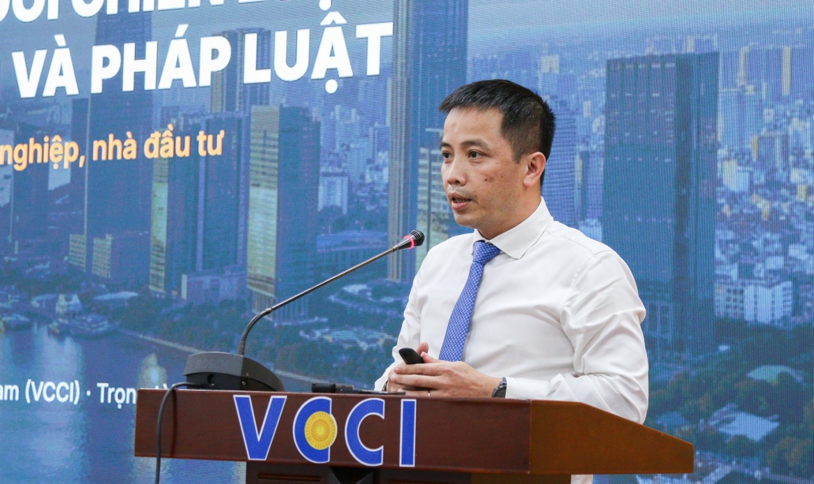 Ông Đậu Anh Tuấn - Phó Tổng Thư ký kiêm Trưởng Ban Pháp chế Liên đoàn Thương mại và
Công nghiệp Việt Nam, Trọng tài viên VIAC.