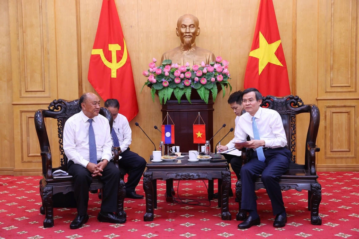 PGS.TS Đoàn Minh Huấn và TS. Leeber Leebouapao trao đổi nội dung hợp tác.