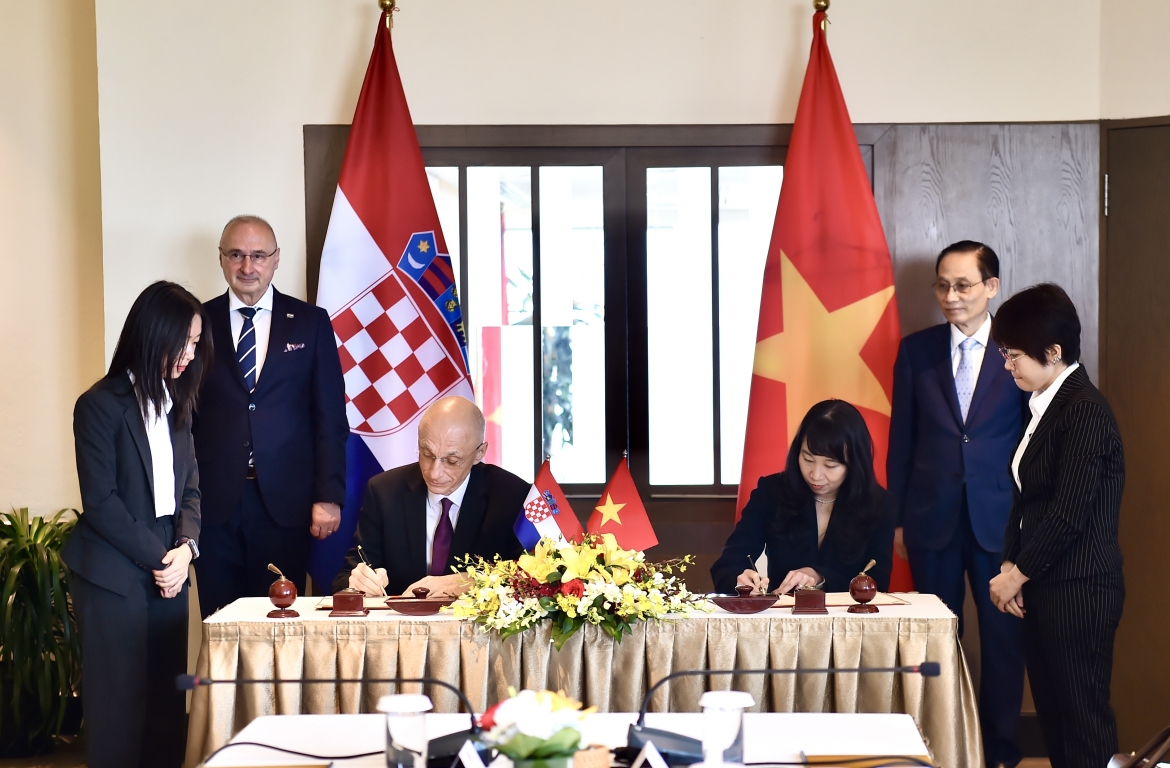 Học viện Ngoại giao Việt Nam và Học viện Ngoại giao Croatia đã ký Bản ghi nhớ về hợp tác dưới sự chứng kiến của Bộ trưởng Ngoại giao hai nước. Ảnh: Quang Hòa/Báo TG&amp;VN