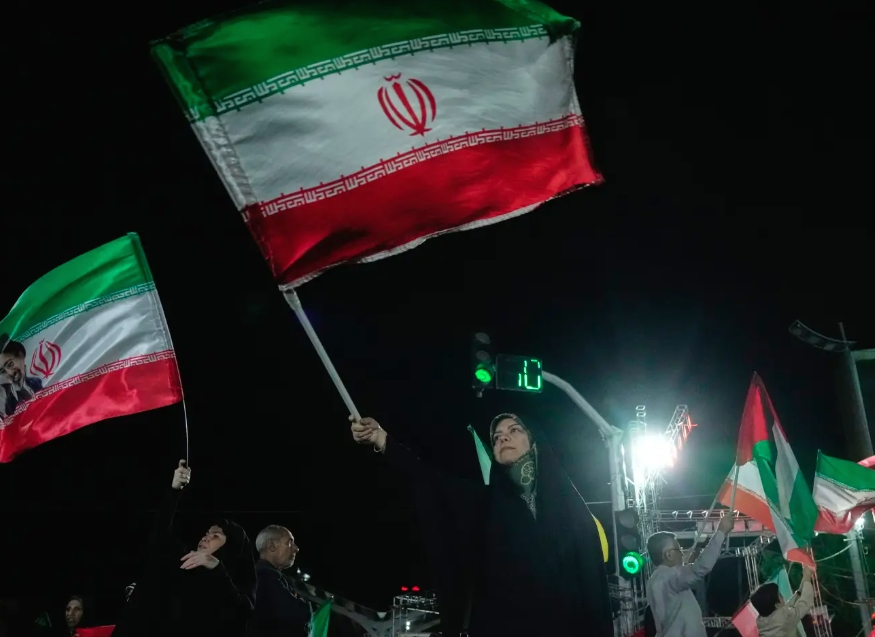 Người Iran xuống đường ủng hộ chính phủ. Ảnh: AP