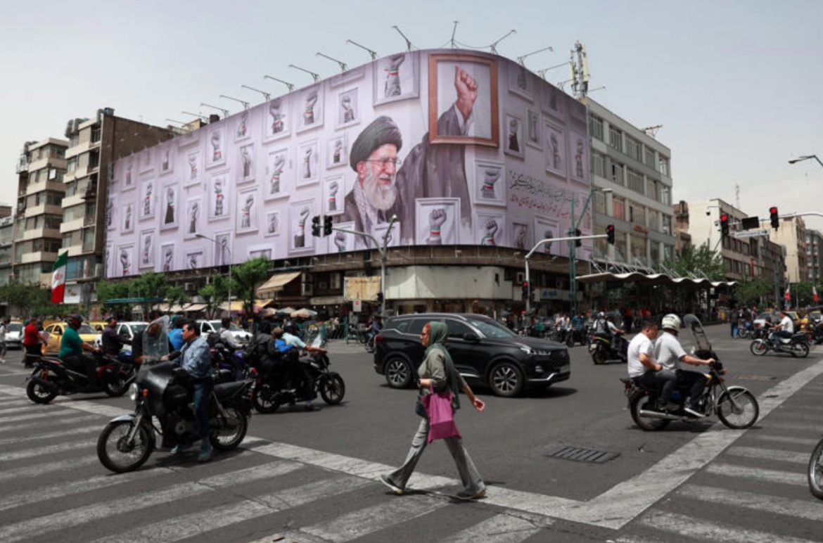 Bức ảnh lãnh đạo tối cao Iran Ayatollah Ali Khamenei xuất hiện trên đường phốTehran. Ảnh: EPA