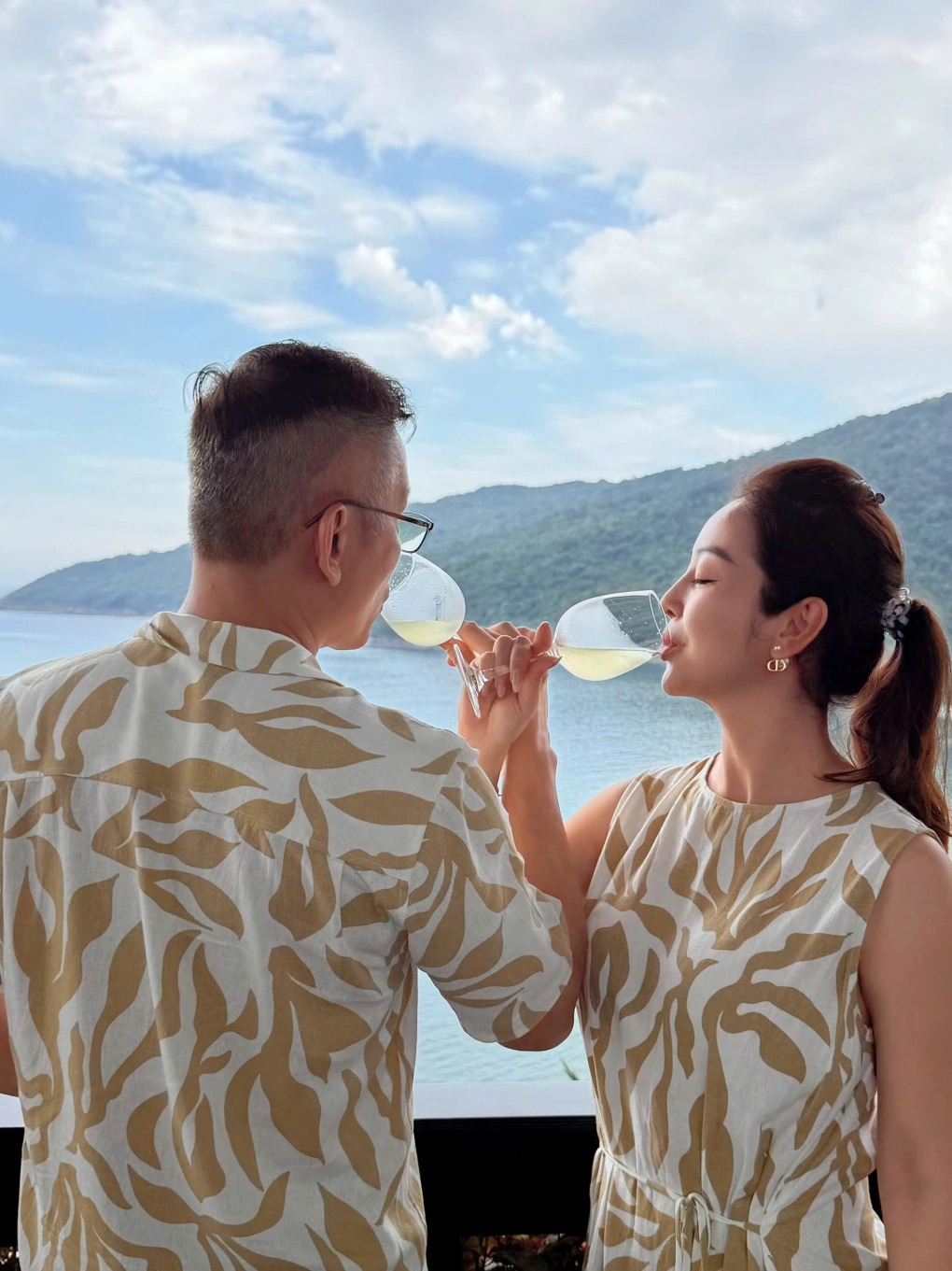 Hoa hậu Jennifer Phạm và ông xã - doanh nhân Đức Hải - trốn con đi hẹn hò, hâm nóng tình cảm ở một resort 5 sao tại Đà Nẵng. Jennifer Phạm cho biết cô cùng ông xã Đức Hải gửi các con cho người nhà trông giúp vài ngày để đi nghỉ dưỡng cùng nhóm bạn thân.