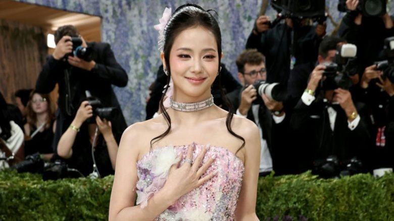 Jisoo đứng thứ ba trong danh sách, tiếp tục khẳng định vị thế của mình như một thần tượng K-pop toàn cầu và diễn viên. Thành viên nhóm BLACKPINK đã nhận được sự công nhận đáng kể sau khi tham gia bộ phim Snowdrop và trở thành một trong những đại sứ thời trang cao cấp có tầm ảnh hưởng nhất thế giới. Người hâm mộ không ngừng ca ngợi vẻ ngoài thanh lịch, hình ảnh tinh tế và vẻ đẹp cổ điển Hàn Quốc của cô.