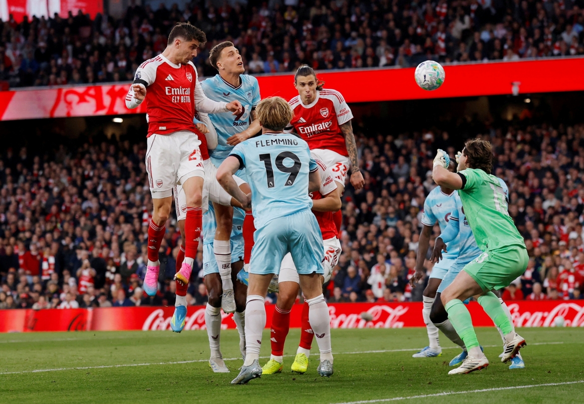 Kai Havertz bật cao đánh đầu ghi bàn cho Arsenal. (Ảnh: Reuters)