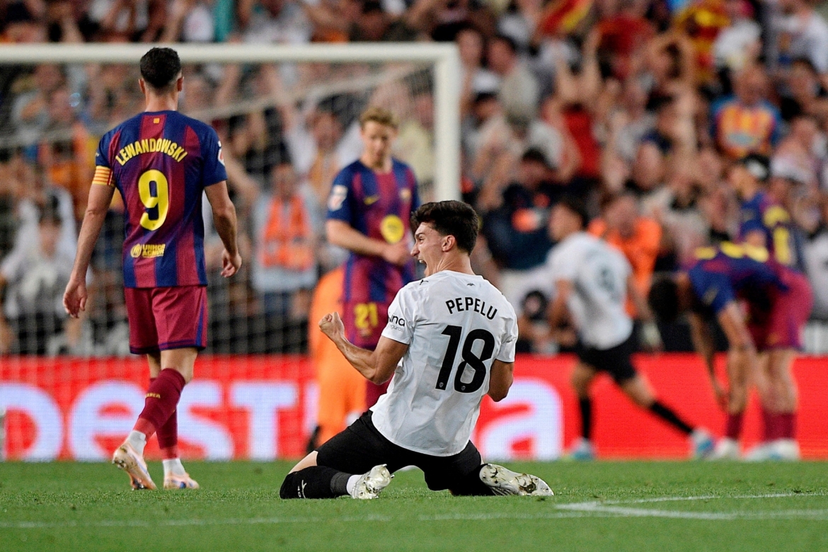 Valencia lội ngược dòng thắng Barca 3-1. (Ảnh: Reuters)