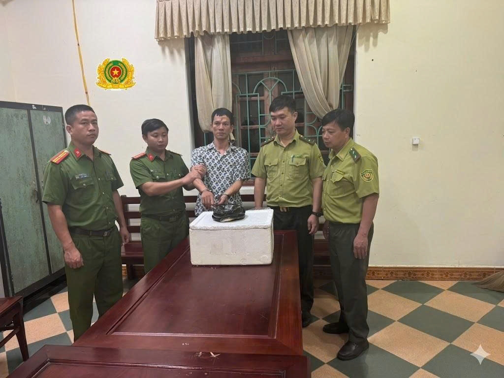 Công an xã Hiển Khánh phối hợp Đội Kiểm lâm cơ động và Phòng cháy chữa cháy rừng Chi cục Kiểm lâm tỉnh Ninh Bình bắt quả tang Nguyễn Đình Huy đang vận chuyển 1 cá thể rắn hổ chúa.