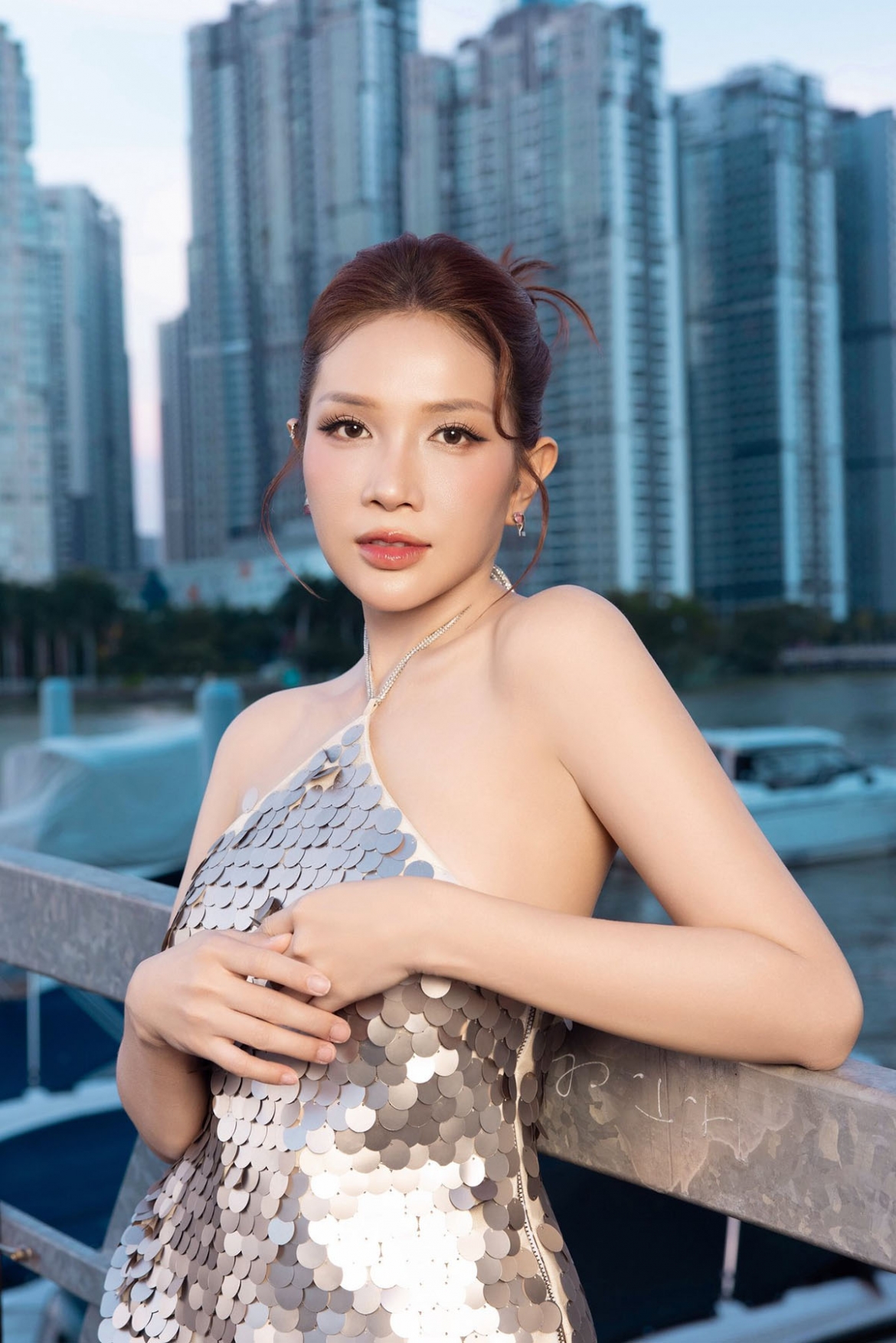 Sao Việt 19-5: Khả Như kêu cứu giữa lúc rộ nghi vấn có tin vui với Huỳnh Phương. Nữ diễn viên đăng tải loạt ảnh khoe nhan sắc kèm dòng trạng thái hài hước: “Là em! Cô gái 1 năm bị đồn có bầu 4 lần! Cứu em với”.