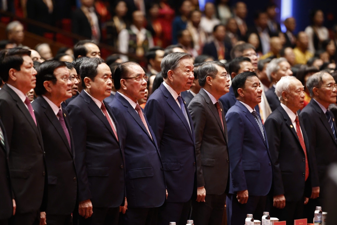 Tổng Bí thư, Chủ tịch nước Tô Lâm cùng Lãnh đạo, nguyên Lãnh đạo Đảng, Nhà nước và các đại biểu làm lễ chào cờ tại phiên khai mạc Đại hội. (Ảnh: Lê Khánh)