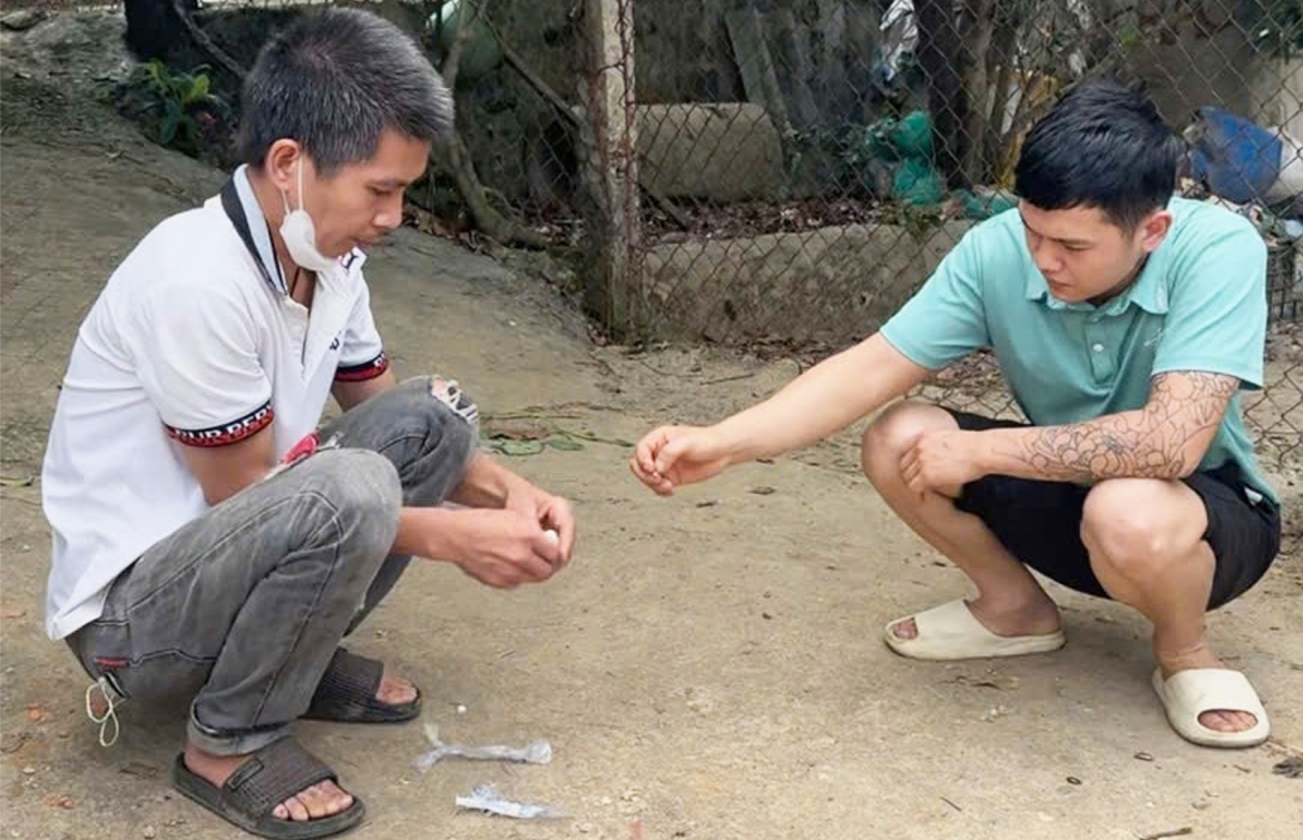 2 đối tượng (Huyên bên trái và Hiệp bên phải) bị tạm giữ hình sự