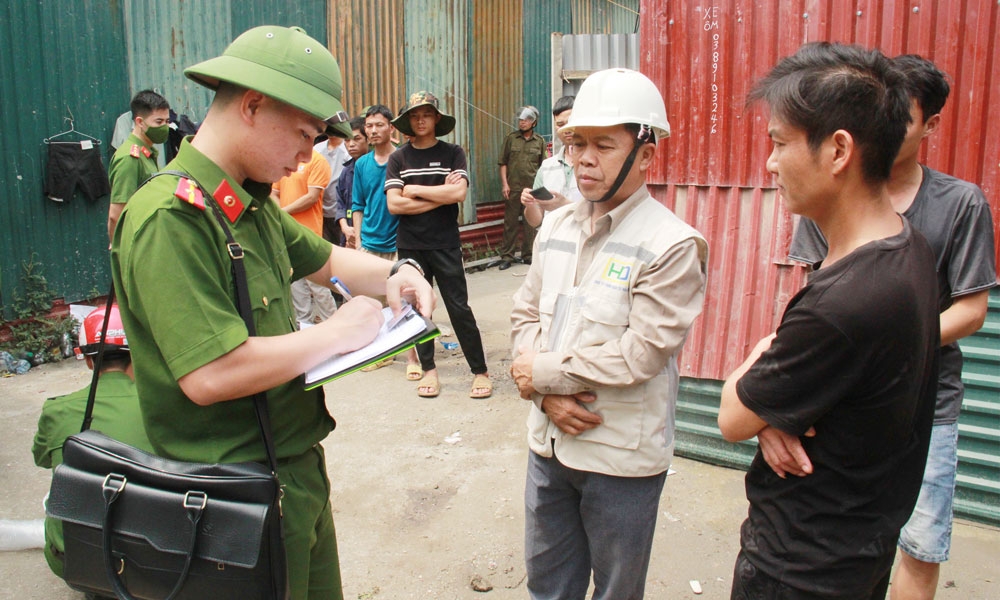 Công an phường Nếnh kiểm tra cư trú, kết hợp kiểm tra ma túy tại khu lán trại công trình thuộc tổ dân phố Nam Ngạn