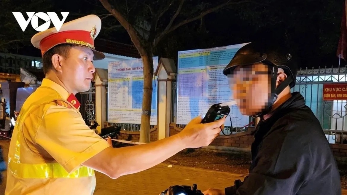 Cảnh sát giao thông kiểm tra nồng độ cồn