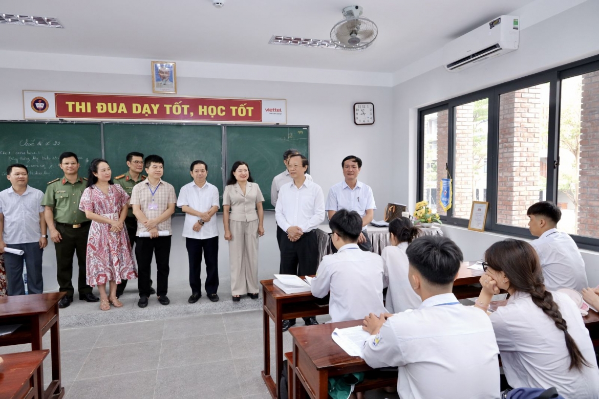 Thứ trưởng Thường trực Bộ GD&amp;ĐT Phạm Ngọc Thưởng động viên các em học sinh trường THPT Phan Đình Phùng, tỉnh Hà Tĩnh
