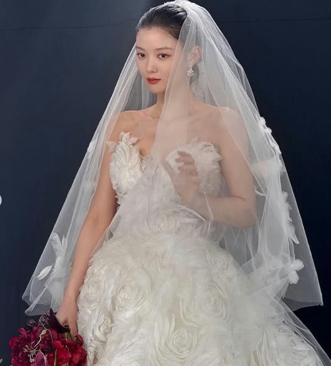Dẫn đầu danh sách là Kim Yoo Jung, người tiếp tục nhận được nhiều lời khen ngợi nhờ vẻ ngoài trẻ trung và diễn xuất giàu cảm xúc. Nữ diễn viên đã duy trì được sức hút mạnh mẽ thông qua các bộ phim truyền hình như Love in the Moonlight, Backstreet Rookie và Dear X.