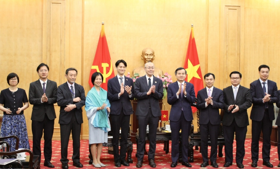 Các đại biểu chụp ảnh kỷ niệm.