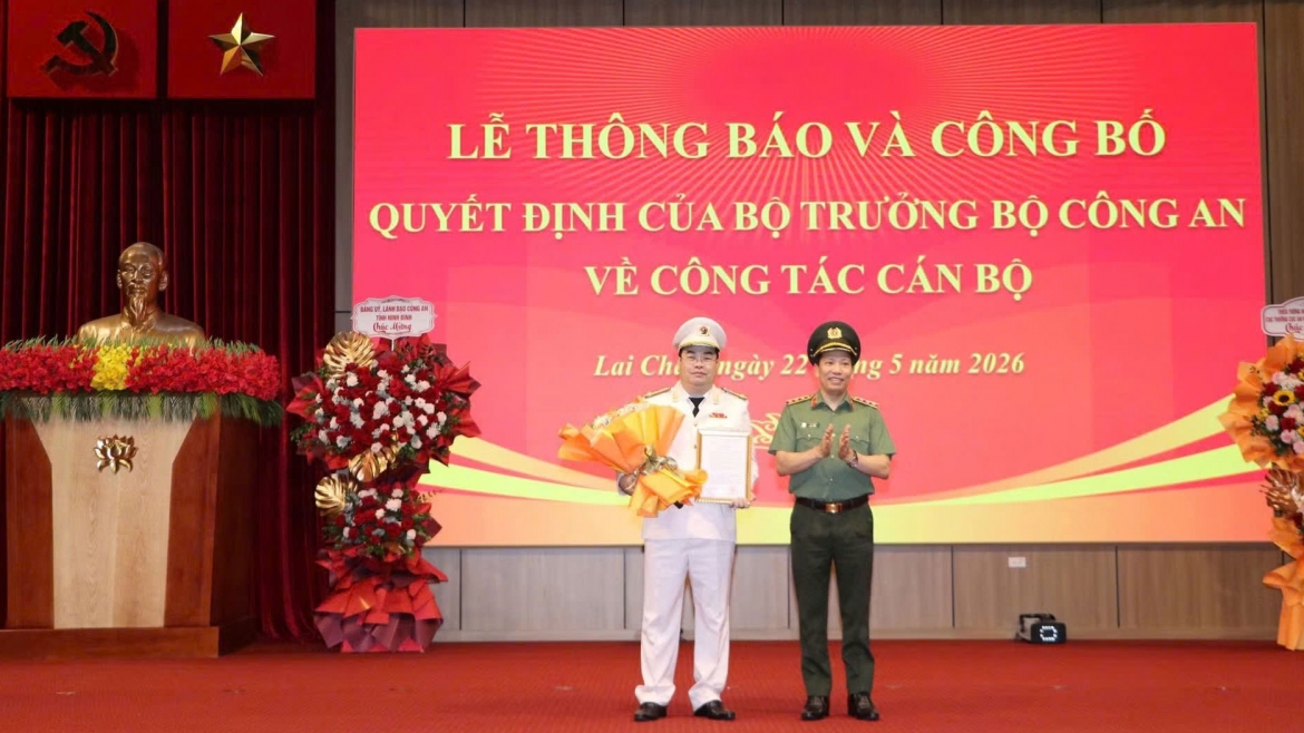 Thượng tướng Lê Văn Tuyến, Ủy viên Ban Chấp hành Trung ương Đảng, Thứ trưởng Bộ Công an trao quyết định điều động, bổ nhiệm Giám đốc công an tỉnh Lai Châu đối với Đại tá Bùi Quyết Toán