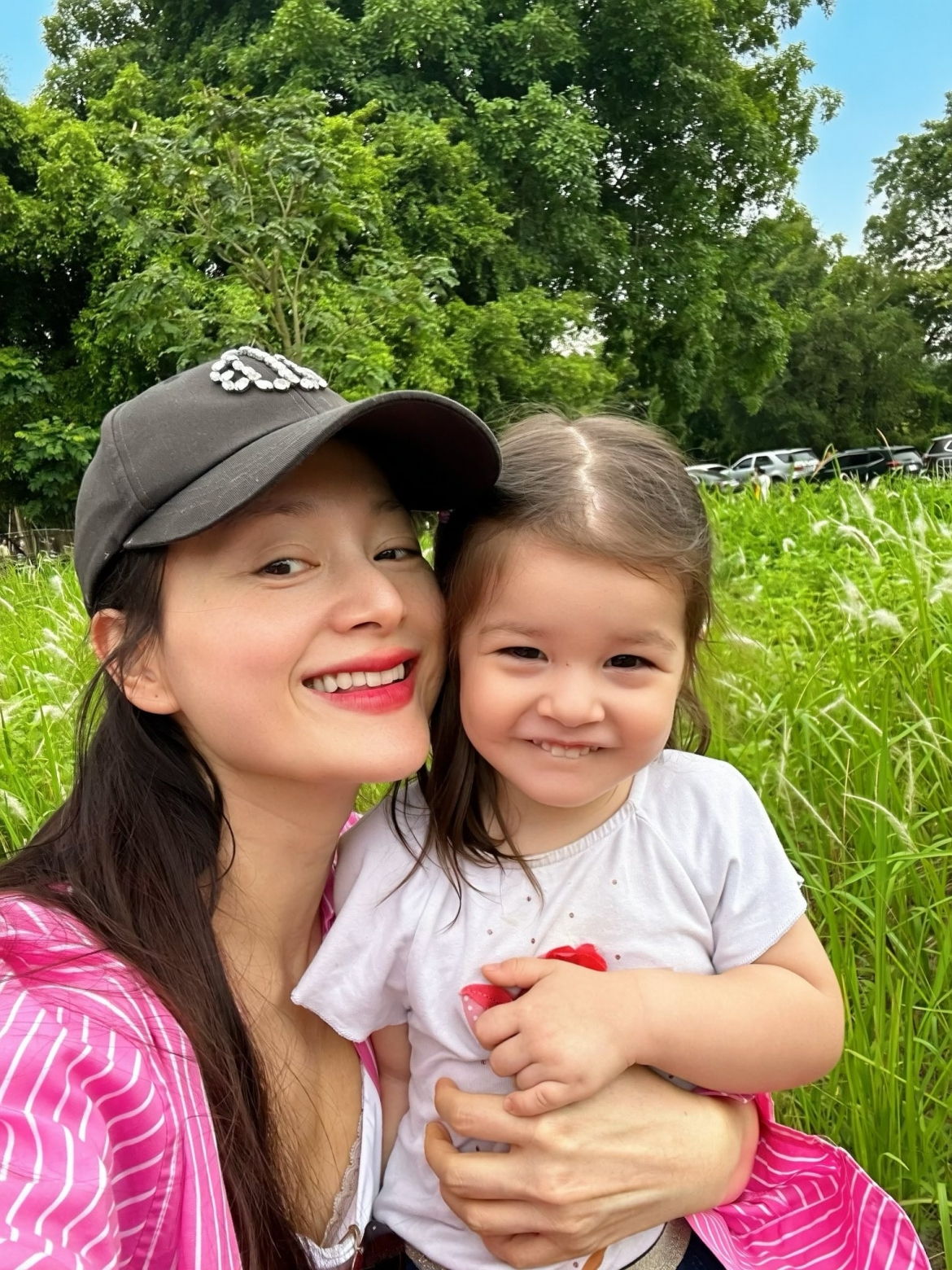 Lan Phương chia sẻ hình ảnh hạnh phúc bên con gái.