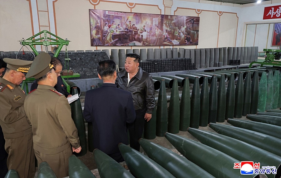 Ông Kim Jong Un thị sát việc sản xuất đạn dược của một nhà máy quốc phòng. Ảnh: KCNA.