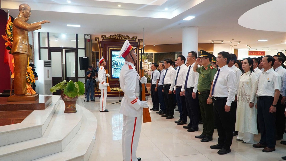 Lãnh đạo thành phố Huế dâng hoa tại bảo tàng Hồ Chí Minh.