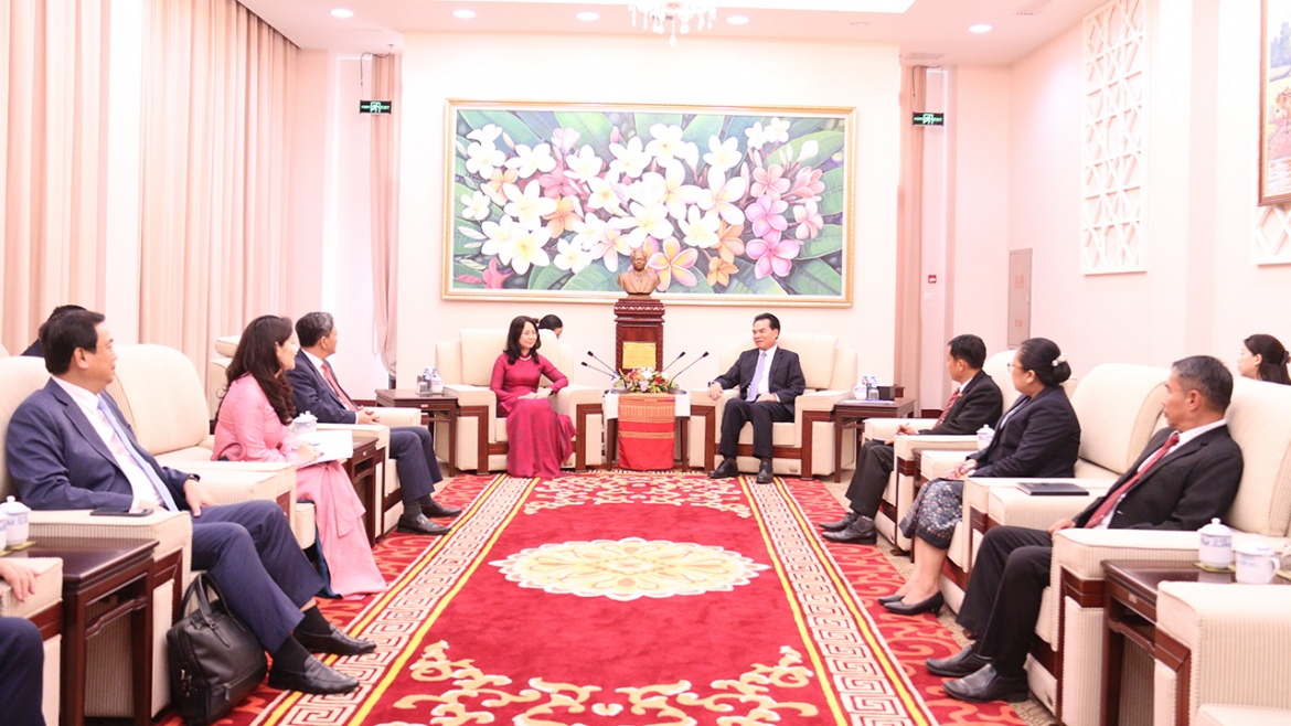 Bộ trưởng Bộ Văn hoá, Thể thao và Du lịch Việt Nam Lâm Thị Phương Thanh chào xã giao Chánh Văn phòng Trung ương Đảng NDCM Lào Phet Phomphithak.